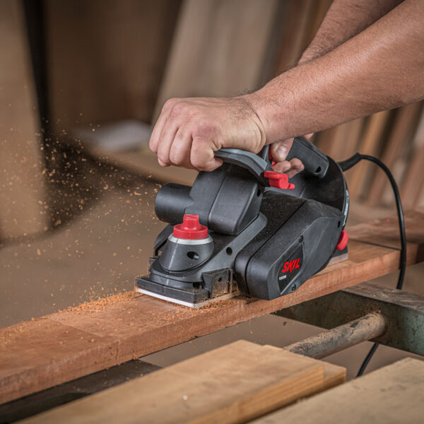 Cepillo para madera Skil 1555 de 550W
